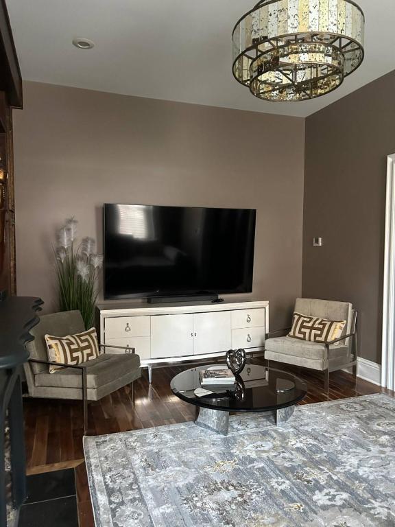 2BR Getaway by North Shore with Bathtub and Walk to Downtown, Pittsburgh