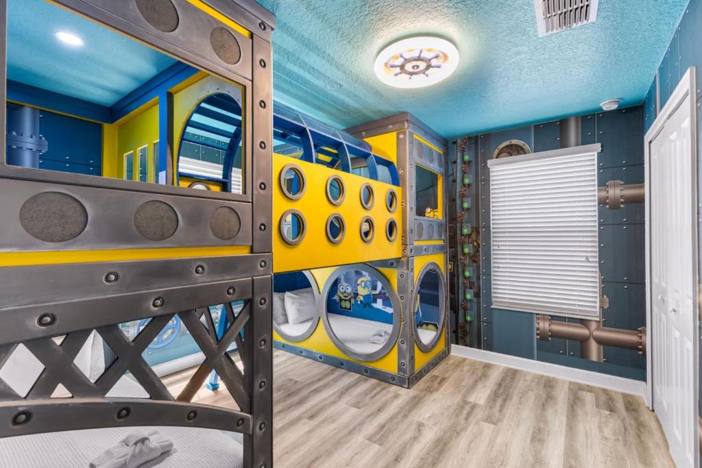 One in a Minion Luxury Nemo Mansion 9BR with Pool, Davenport