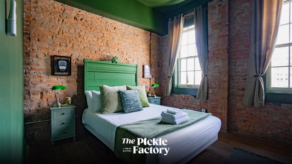Pickle Factory - In A Pickle Retro Loft 2 bedroom, Covington