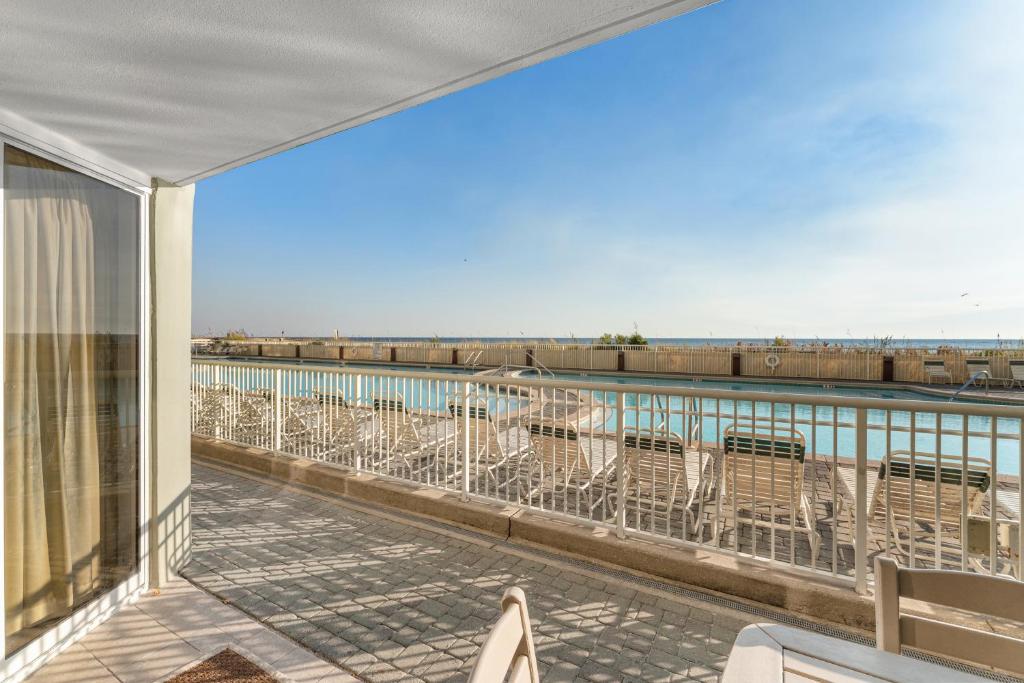 Waters Edge 109 - Ground Floor and Beach Front - Steps to Pool and Sand - Free Beach Svc, Fort Walton Beach