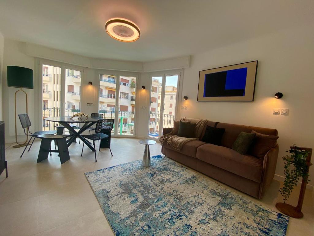 Panoramic View & Architectural Charm in Nice, Nice