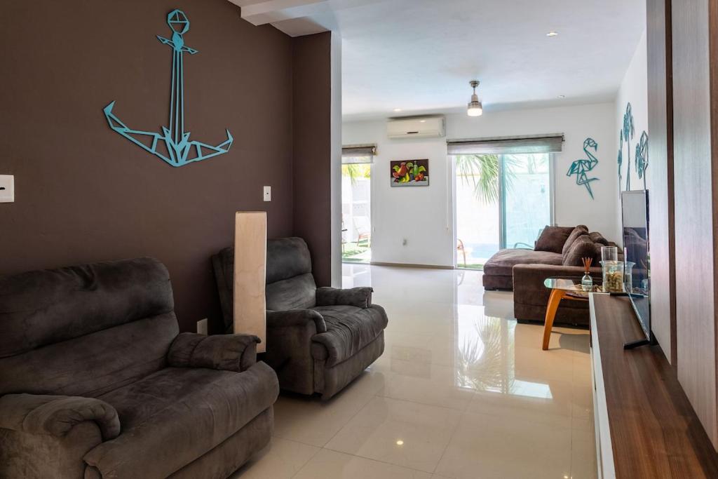 Refrescante Casa de 3 Pisos, Piscina Privada, AC - 3