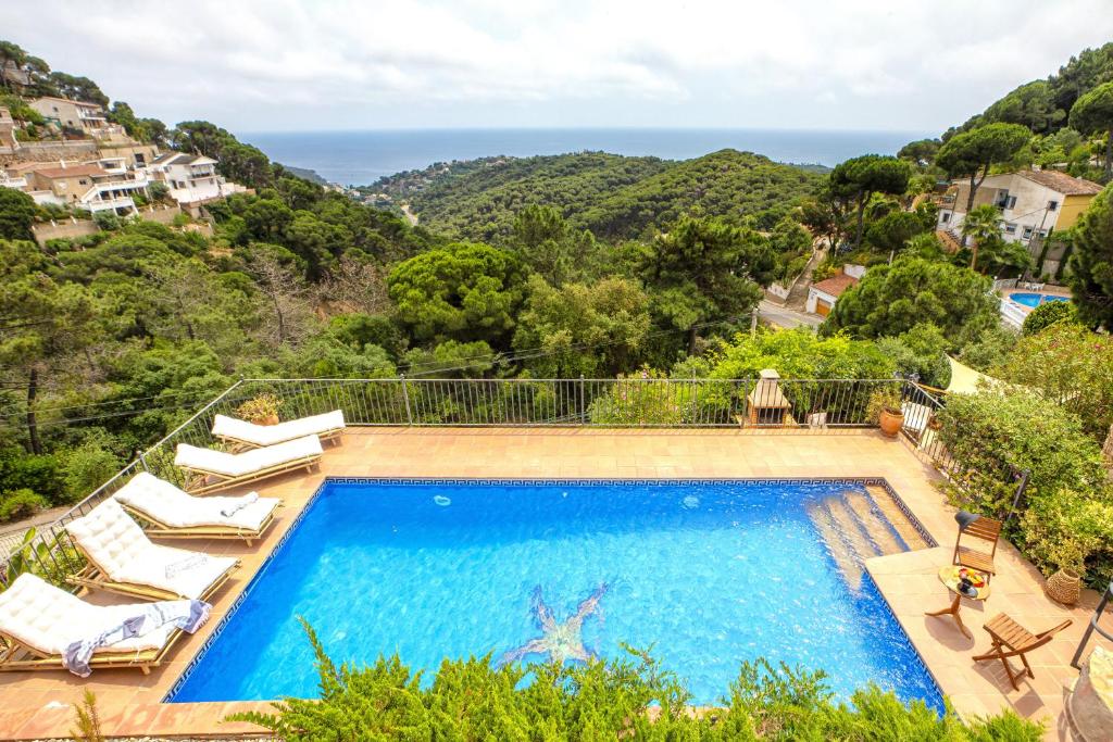 Sea View Pool 2km to Beach Cala Canyelles Fully Air Conditioned King Queen Quality Beds BBQ - 1