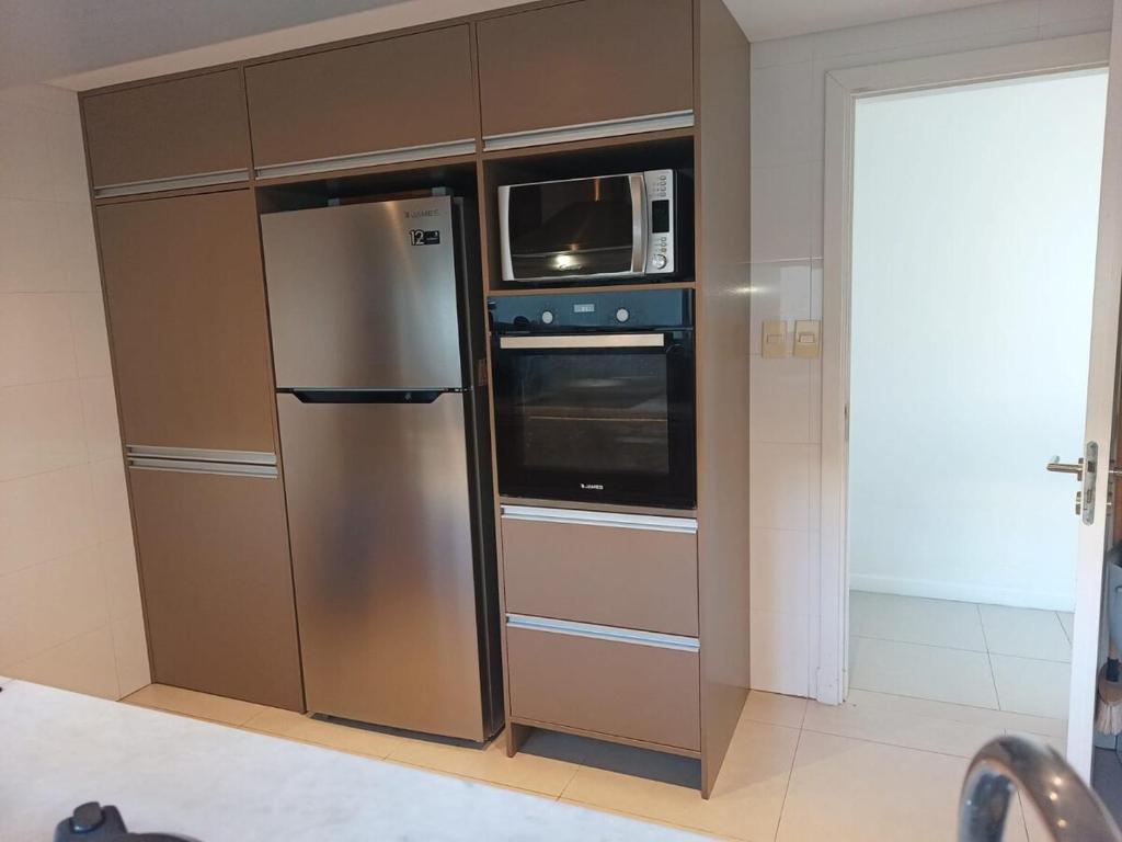 Hermoso, amplio y luminoso apartamento con servicio, piscina y cerca de todo - 2