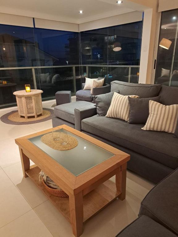 Hermoso, amplio y luminoso apartamento con servicio, piscina y cerca de todo - 3