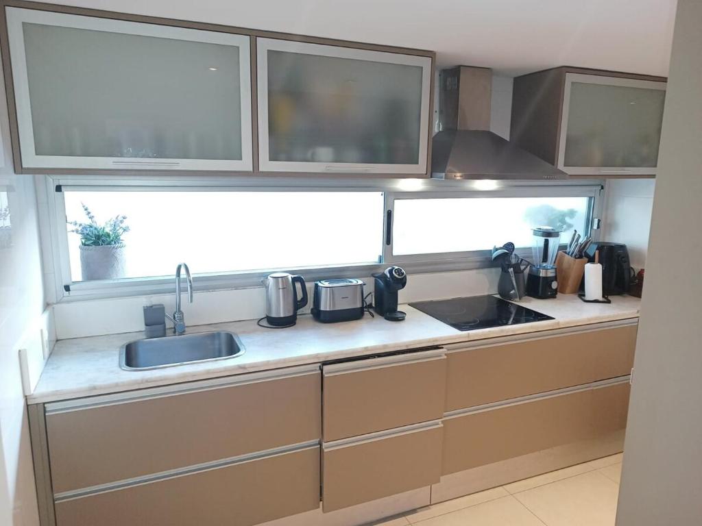 Hermoso, amplio y luminoso apartamento con servicio, piscina y cerca de todo - 5