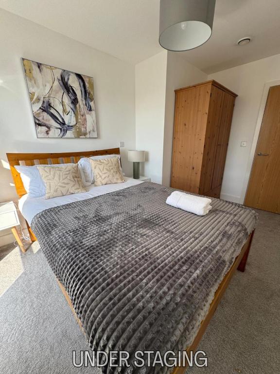Grover Court - Modern Stay with Free Gated Parking & WiFi, Kings Langley