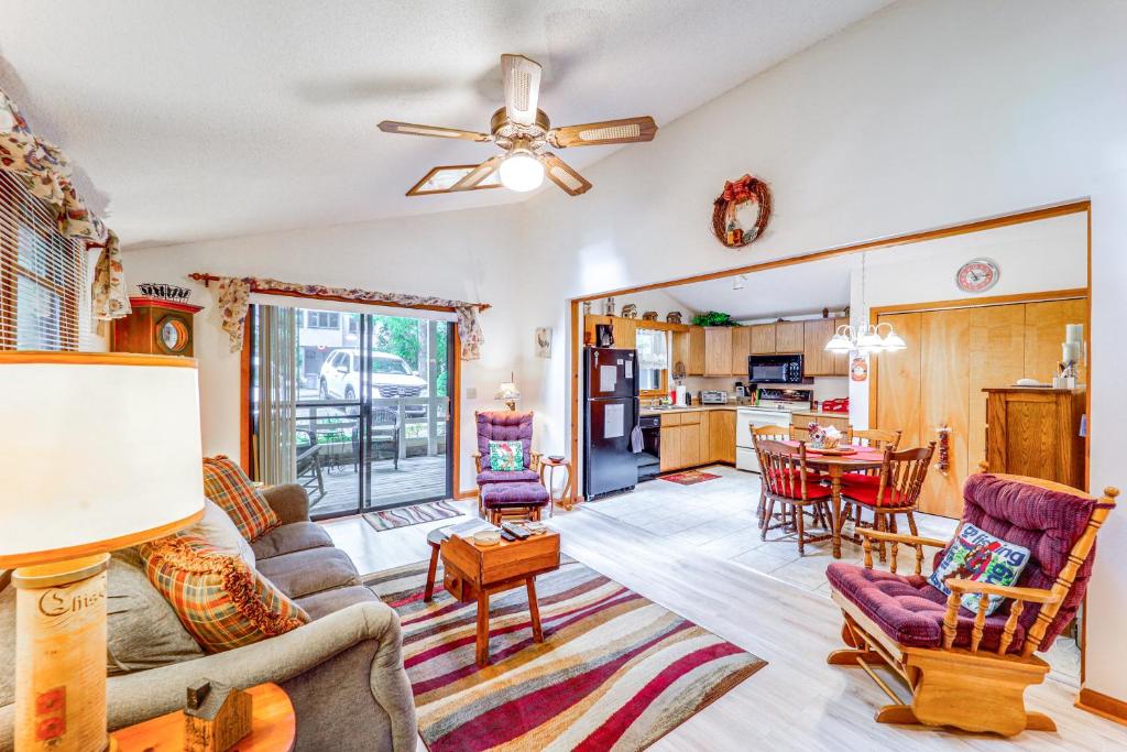 On-Site Lake and Pool Access Cabin in Newland!, Newland