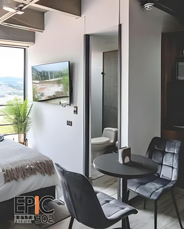 Epic Suite 302 Deluxe Airport - 3