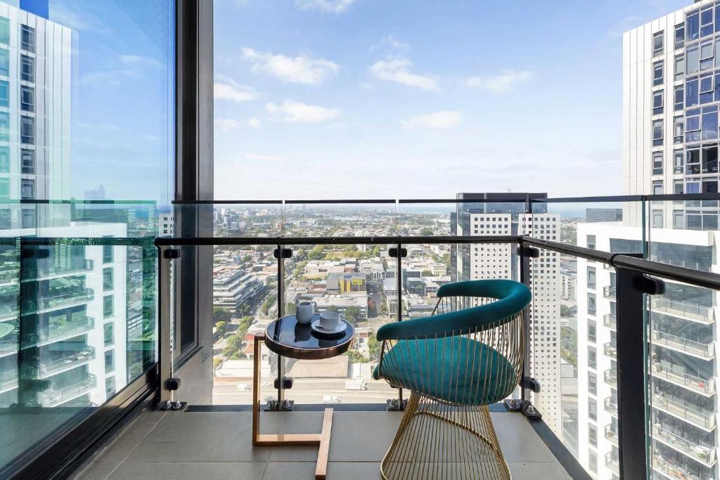 Spacious 2BR City Apt Panoramic Views & Parking, Melbourne