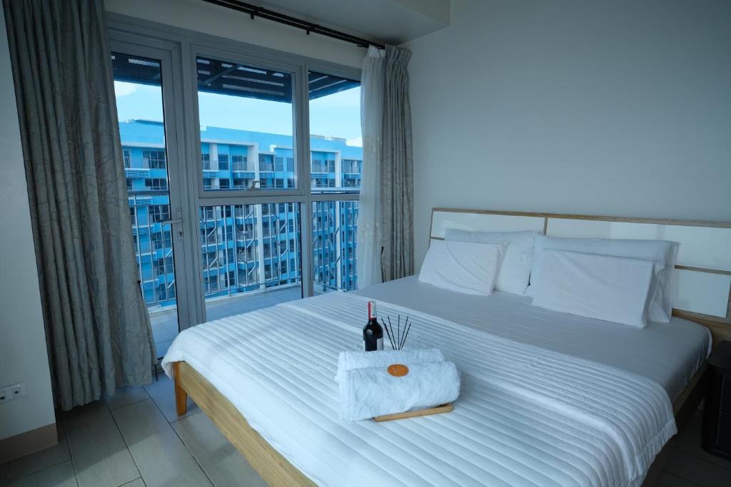 Bayshore Sunset Suite, Manila