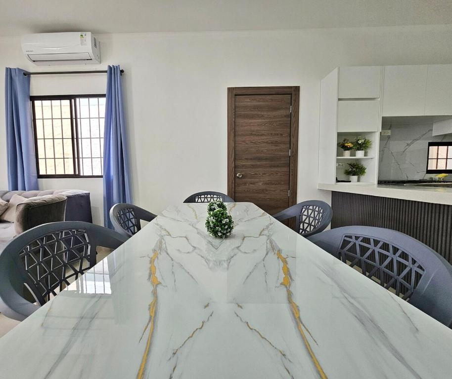 Oasis in Salinas House with heated pool - 2