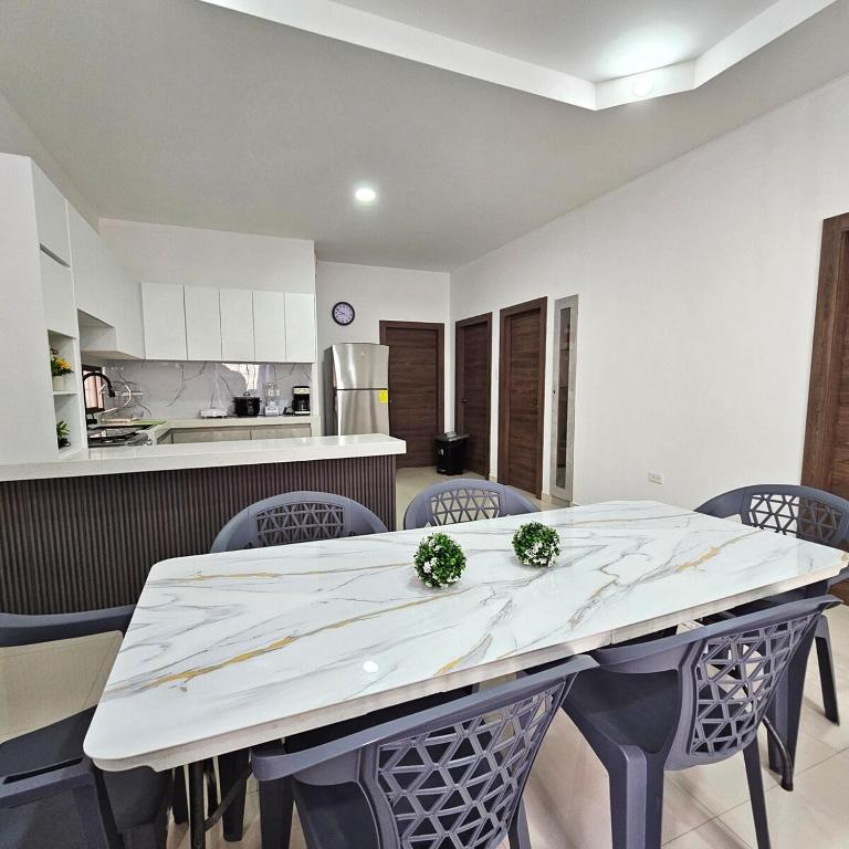 Oasis in Salinas House with heated pool - 3