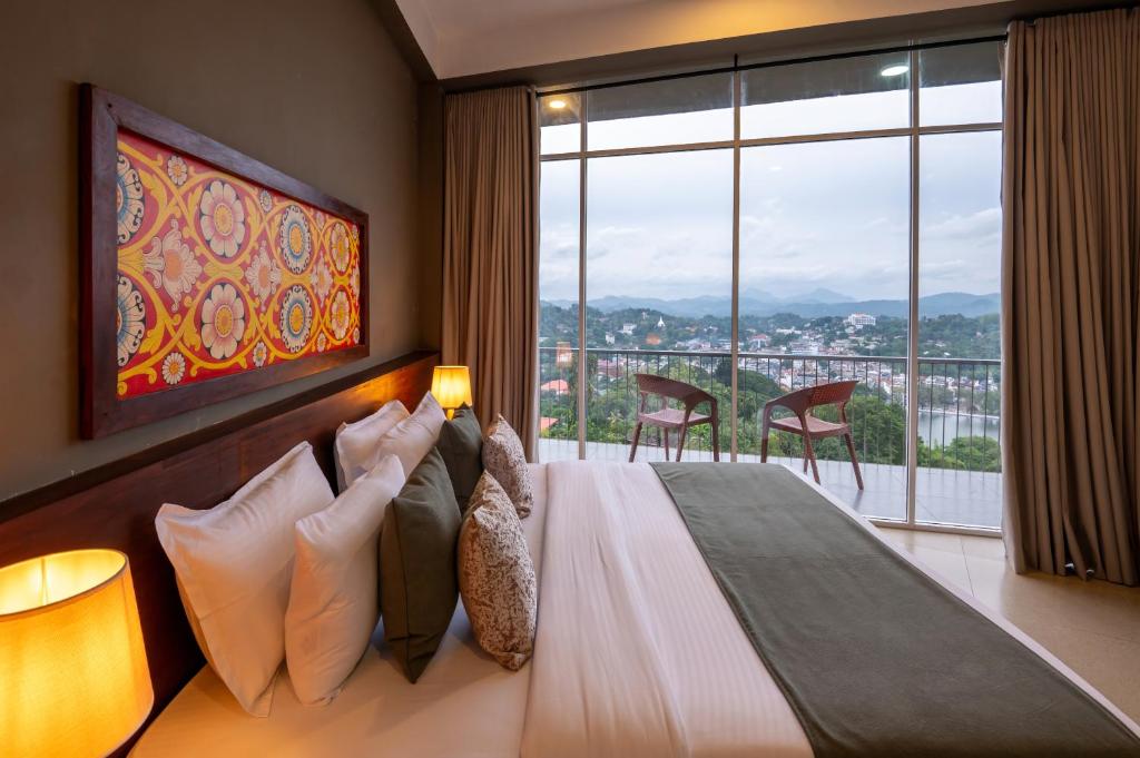 360 Viewpoint by Queens Mount, Kandy