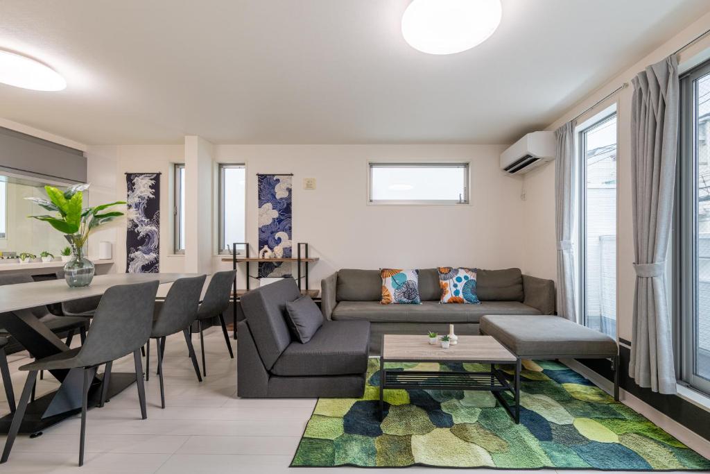 Conveniently located 10 min walk from Shin-Okubo Station and 7 min walk from Higashi-Shinjuku Station -Okubo hosuse-, Tokio