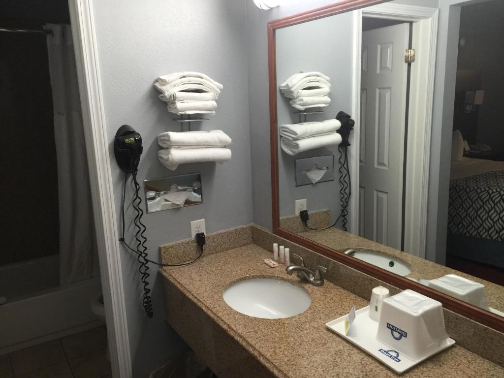 Days Inn by Wyndham Austin/University/Downtown photo