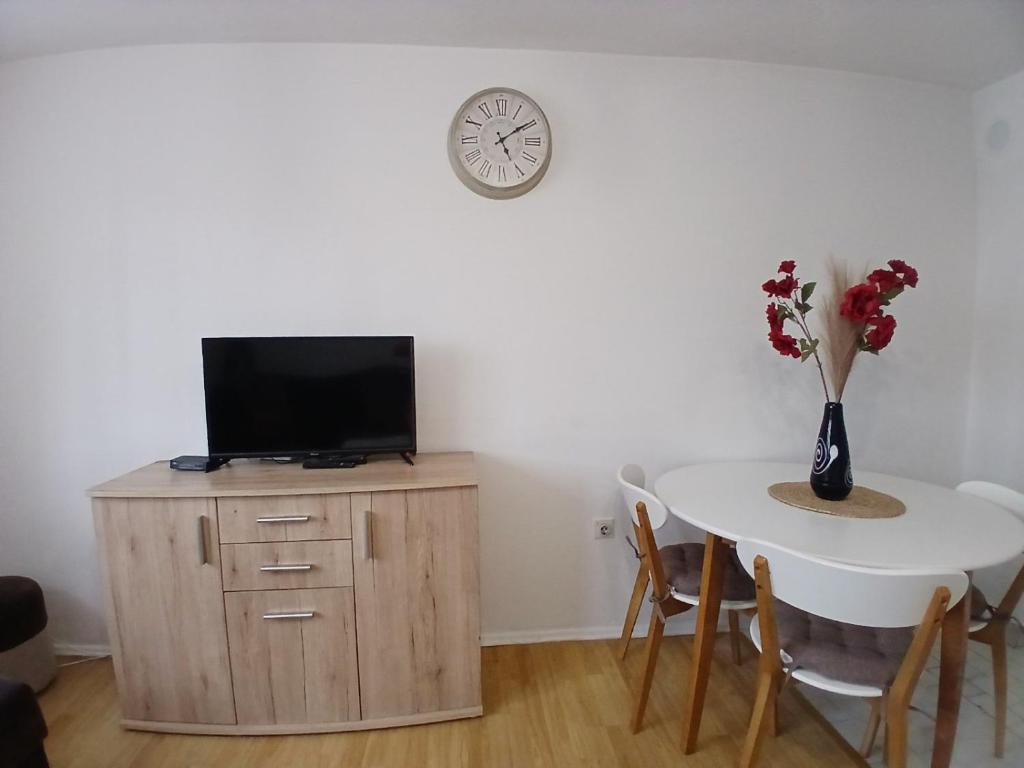 Red Rose Apartment - 4