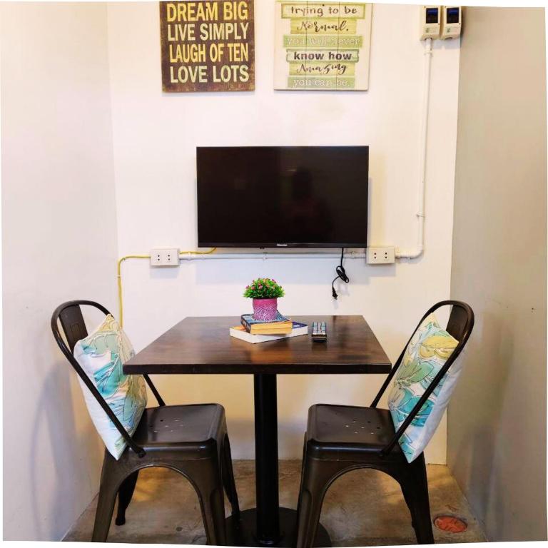 Shared lounge/TV area
