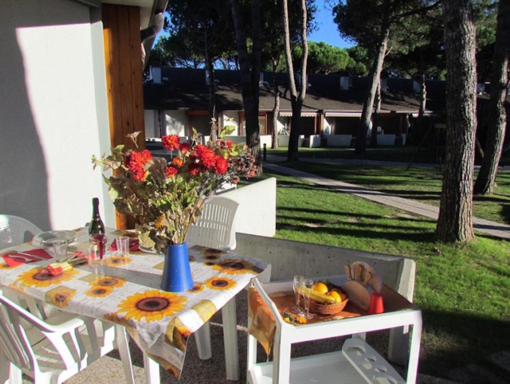 Colorful apartment with patio - 4