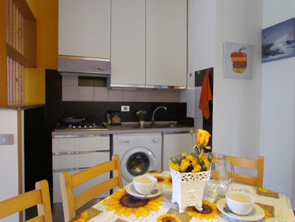Colorful apartment with patio - 5