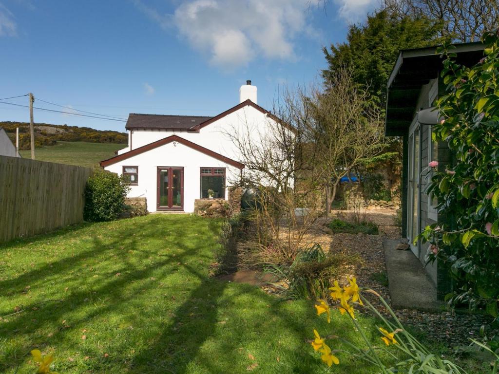 Pass the Keys Modern Character Welsh Cottage with Garden, Amlwch