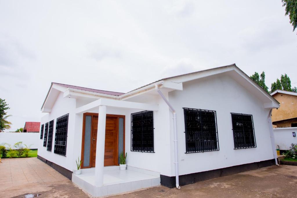 Enamour Moshi, Moshi