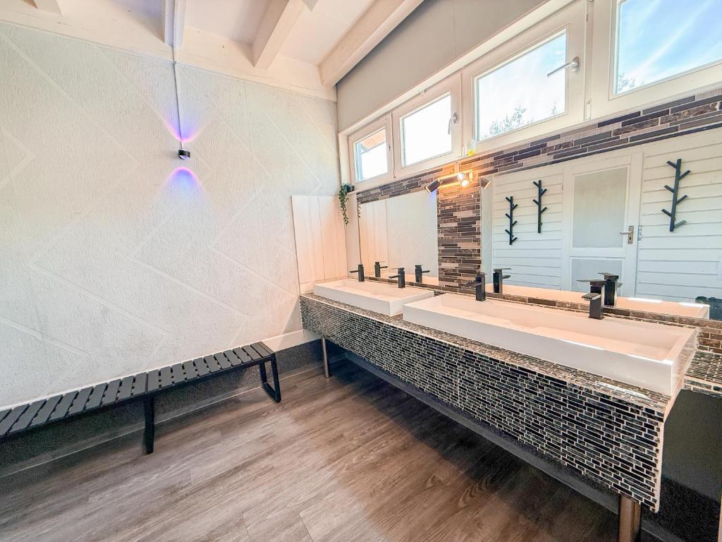 Bathroom, EASY Lodges Berlin in Berlin