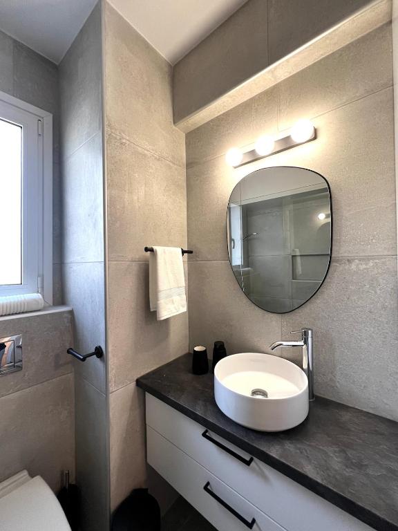 The Minimal Nest, Nikósie