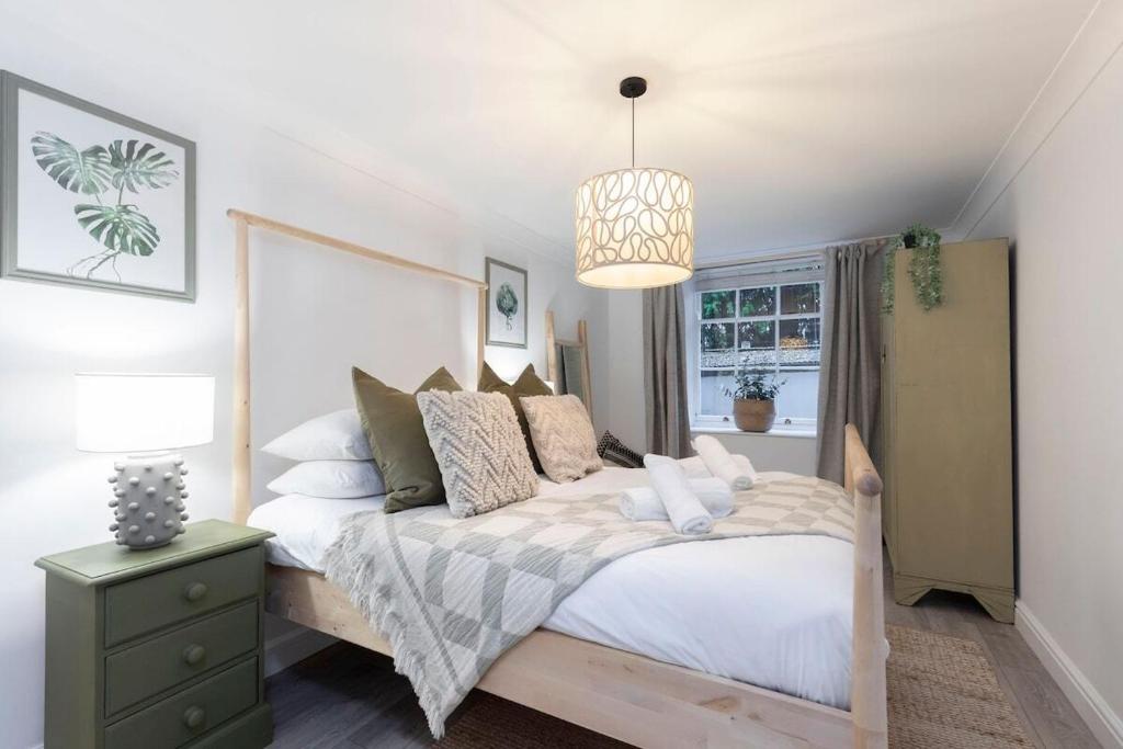 Beautiful 2-Bed 2 Bath Regency Flat with Parking, Cheltenham