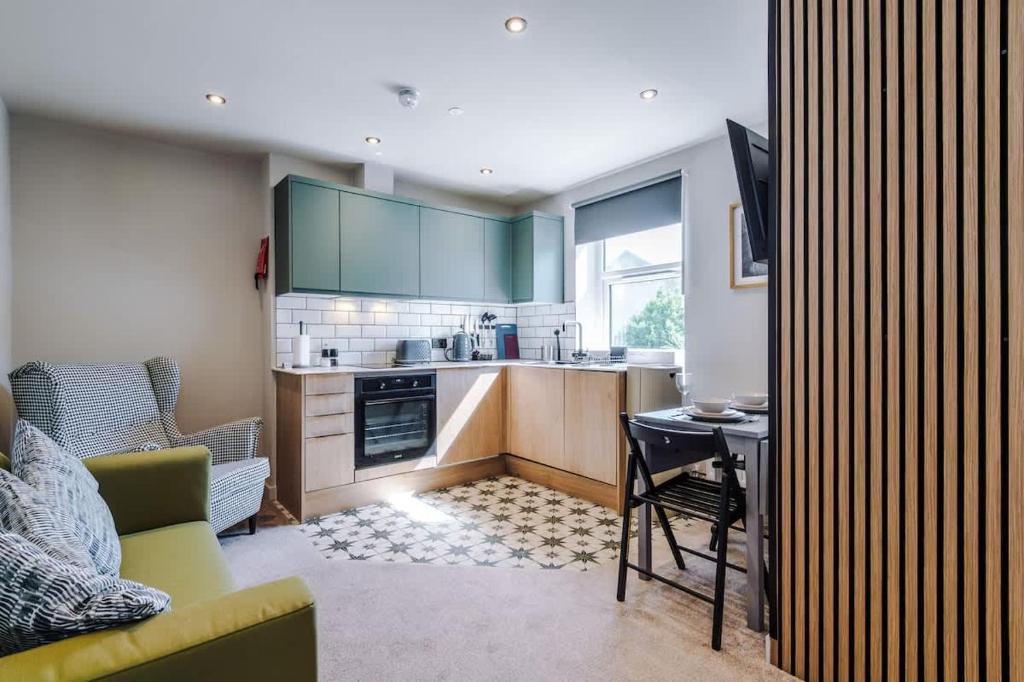 Stylish 1BR Apartment with EV Parking, Llandudno