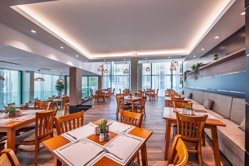 Hotel MARVEL - FULLY RENOVATED FREE Beach Access — Restaurant & bars in Sunny Beach, Burgas Region