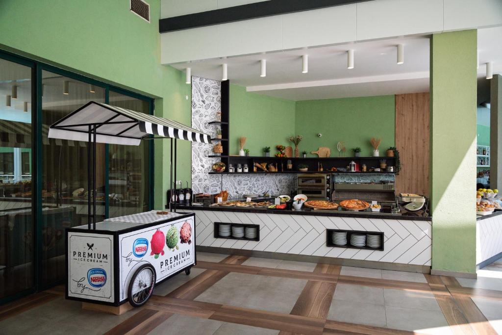 Hotel MARVEL - FULLY RENOVATED FREE Beach Access — Restaurant & bars in Sunny Beach, Burgas Region