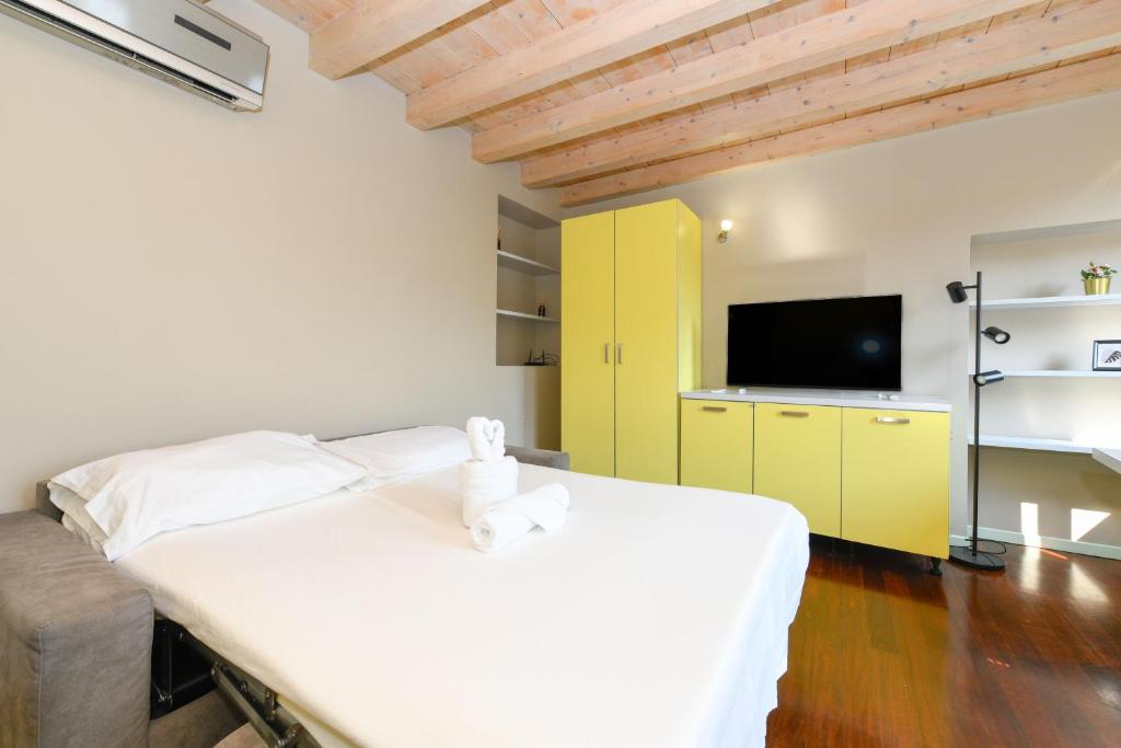Magic apartment with view on Garda lake in the center of Desenzano - 3