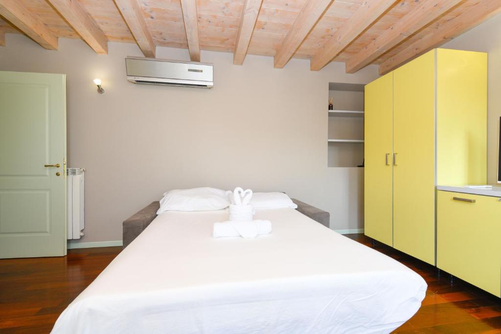 Magic apartment with view on Garda lake in the center of Desenzano - 4