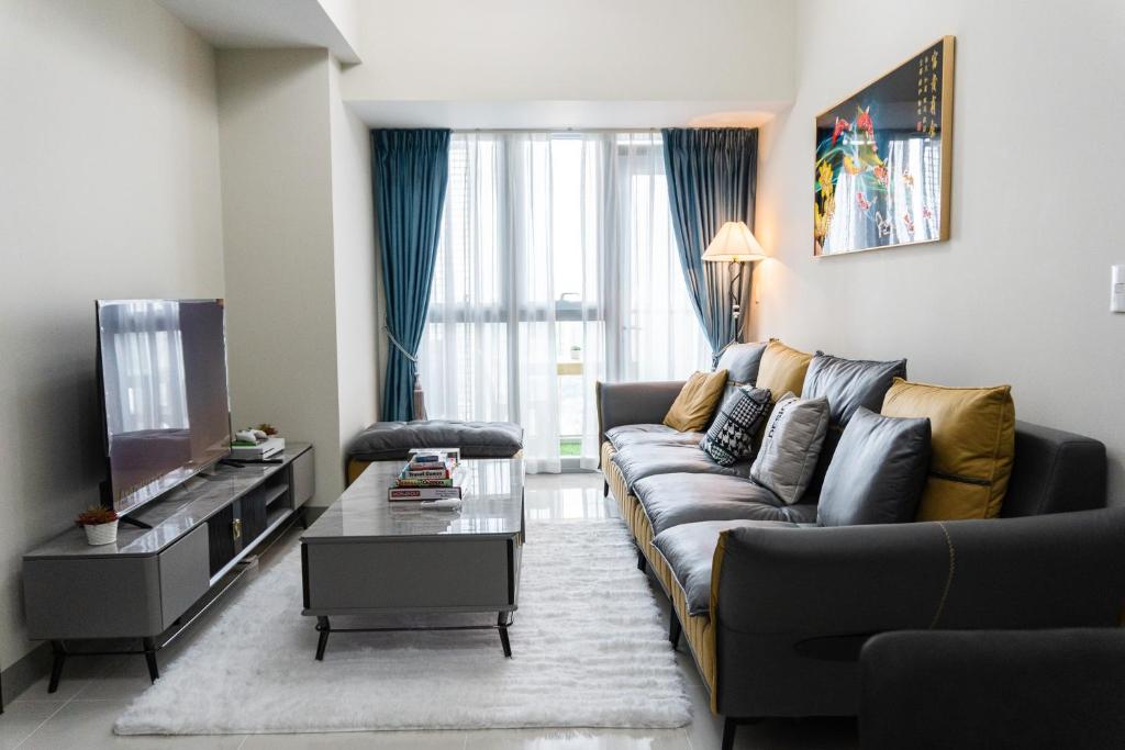 A2J Luxury 3BR Uptown Balcony BGC Suite Near Mall, Manila