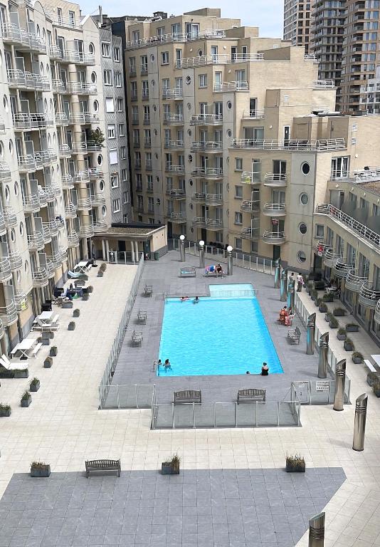 Stylish apartment with a swimming pool by the sea T129, Ostend