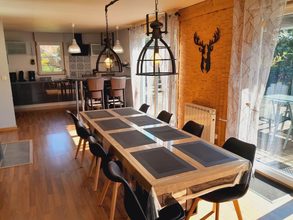 CHALET RÉCENT - BILLARD - BABYFOOT - PING PONG - MINI GOLF - WIFI - JARDIN - TERRASSE - 4 CHAMBRES - 2 à 8 PERSONNES - 3