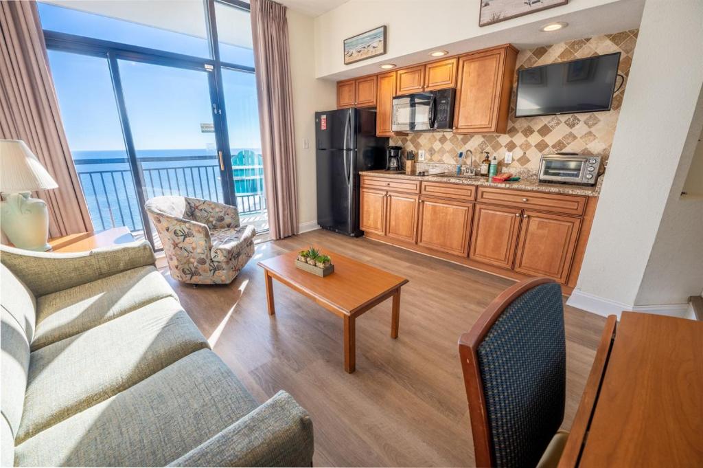 New Top Floor Ocean Front 1BR with Updated Kitchen, Myrtle Beach