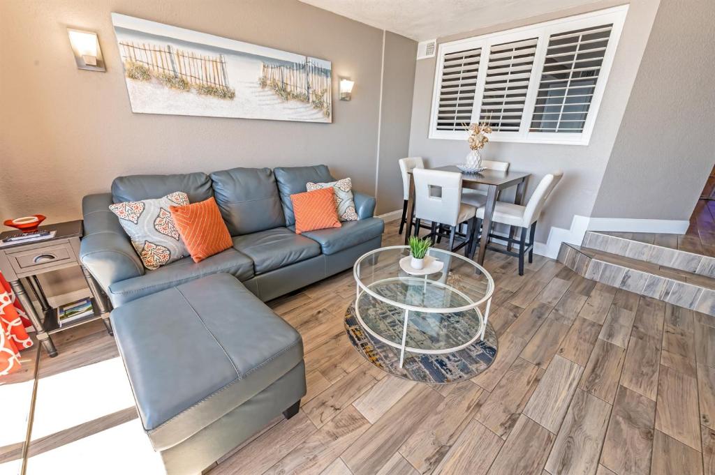 Oceanfront condo w pools & beach access, Myrtle Beach