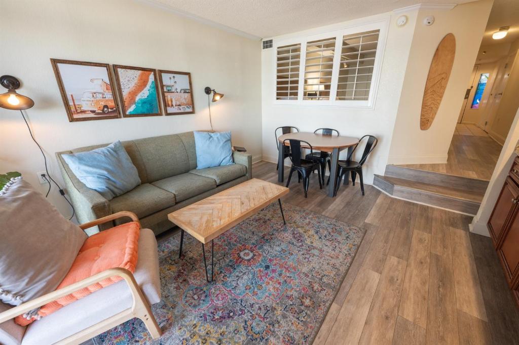 Oceanfront condo w pool & beach access, Myrtle Beach