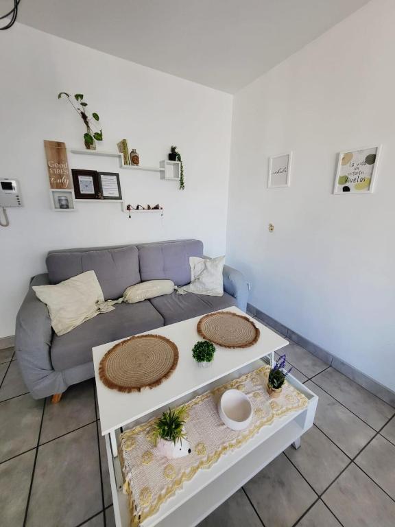 Hermoso Depto con balcon Urquiza - 5