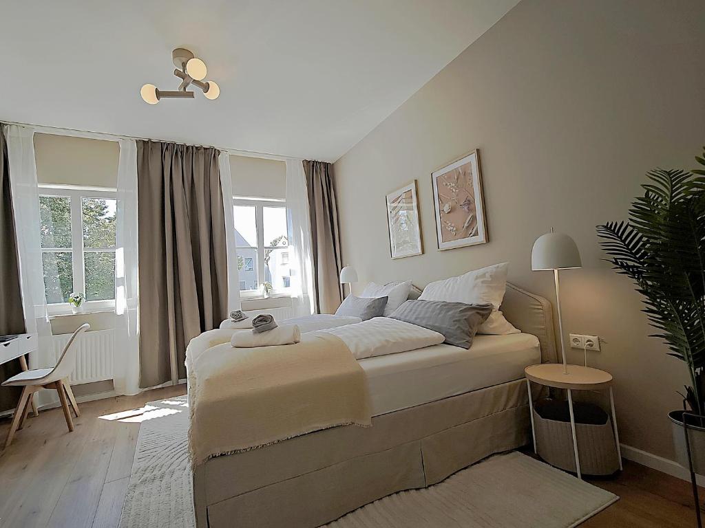 NEU! KINGS-Apartment - 300m zum Bahnhof - max 6 Personen - Mobiles Klimagerät - Küche - 2