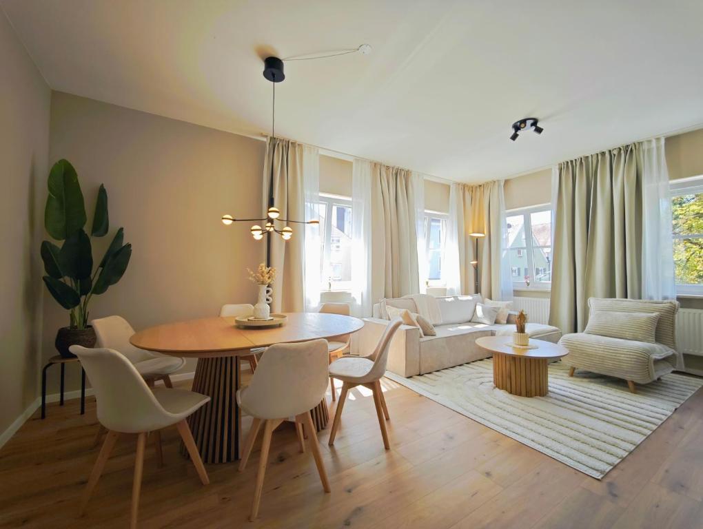 NEU! KINGS-Apartment - 300m zum Bahnhof - max 6 Personen - Mobiles Klimagerät - Küche - 4