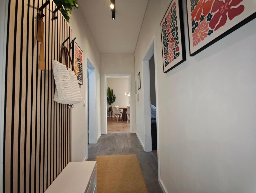 NEU! KINGS-Apartment - 300m zum Bahnhof - max 6 Personen - Mobiles Klimagerät - Küche - 5