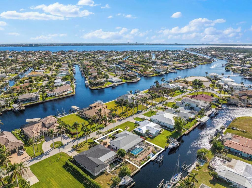 Waterfront Fun with Heated Pool, Dock & Outdoor Kitchen - Villa Sunshine - Roelens, Cape Coral