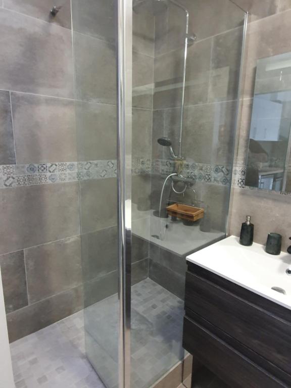 Golden Triangle Attic - Elegant Retreat with WiFi near George V - 5