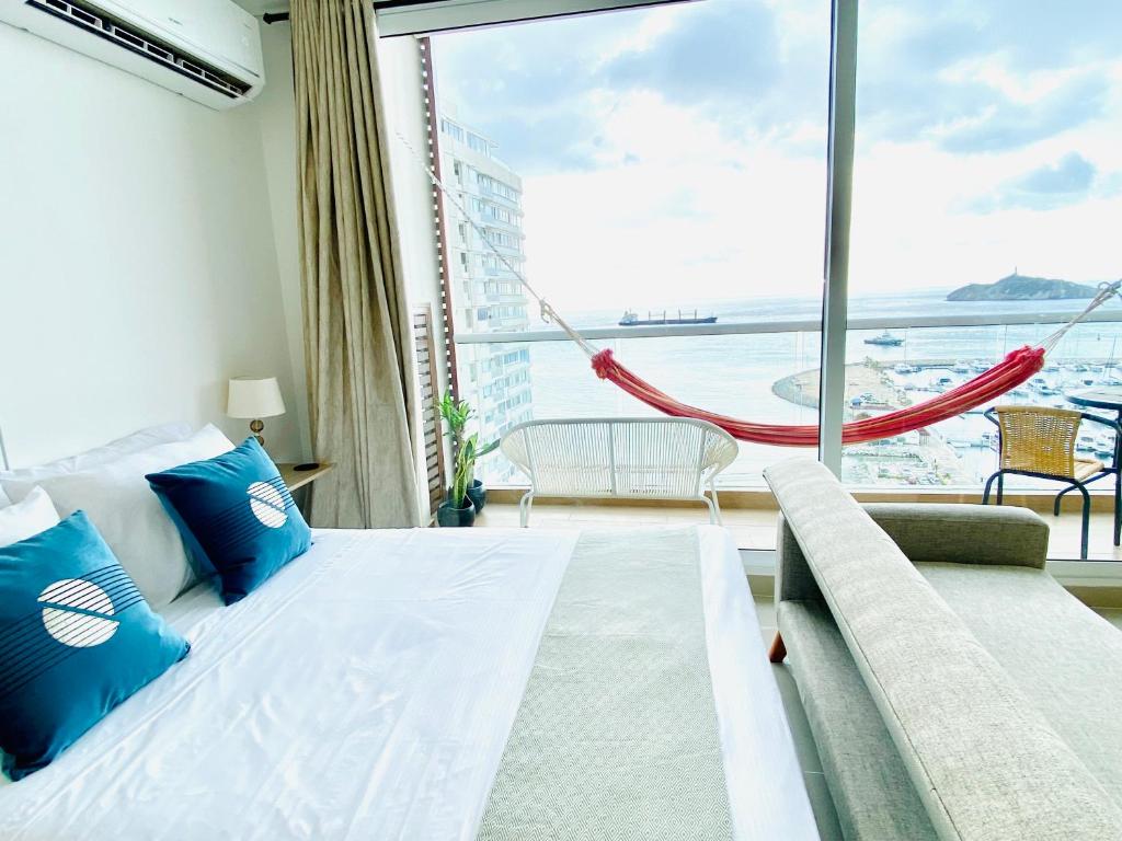 Blue Loft 14th floor with balcony overlooking the ocean and marina, Jacuzzi, Sauna, Turkish bath, swimming pool, gym, spa y bar - 1