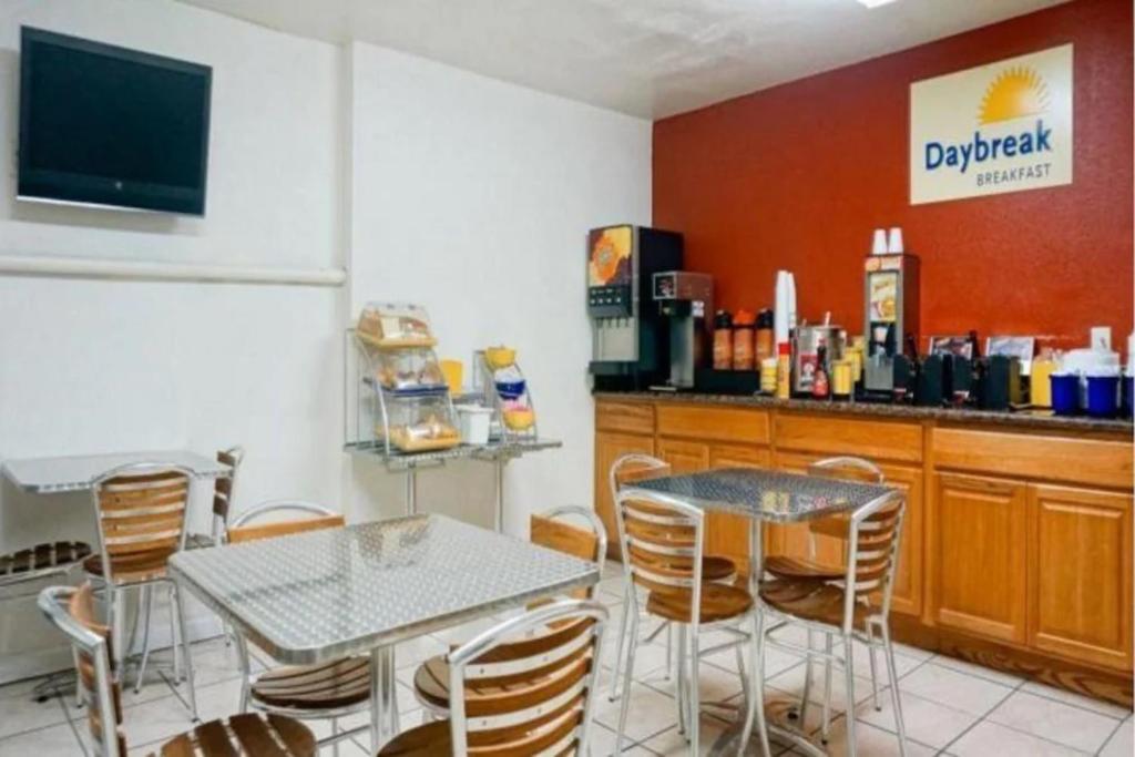 Food and beverages, Days Inn by Wyndham Mission Valley/SDSU in San Diego (CA)