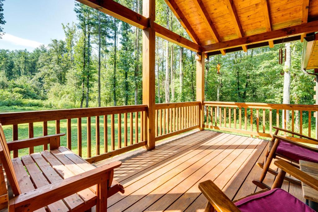Secluded, Private! Forested Hendersonville Retreat, Hendersonville