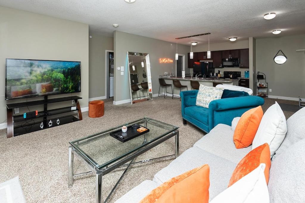 Stylish & Spacious, Pool, Nintendo Switch, King bed, West Des Moines